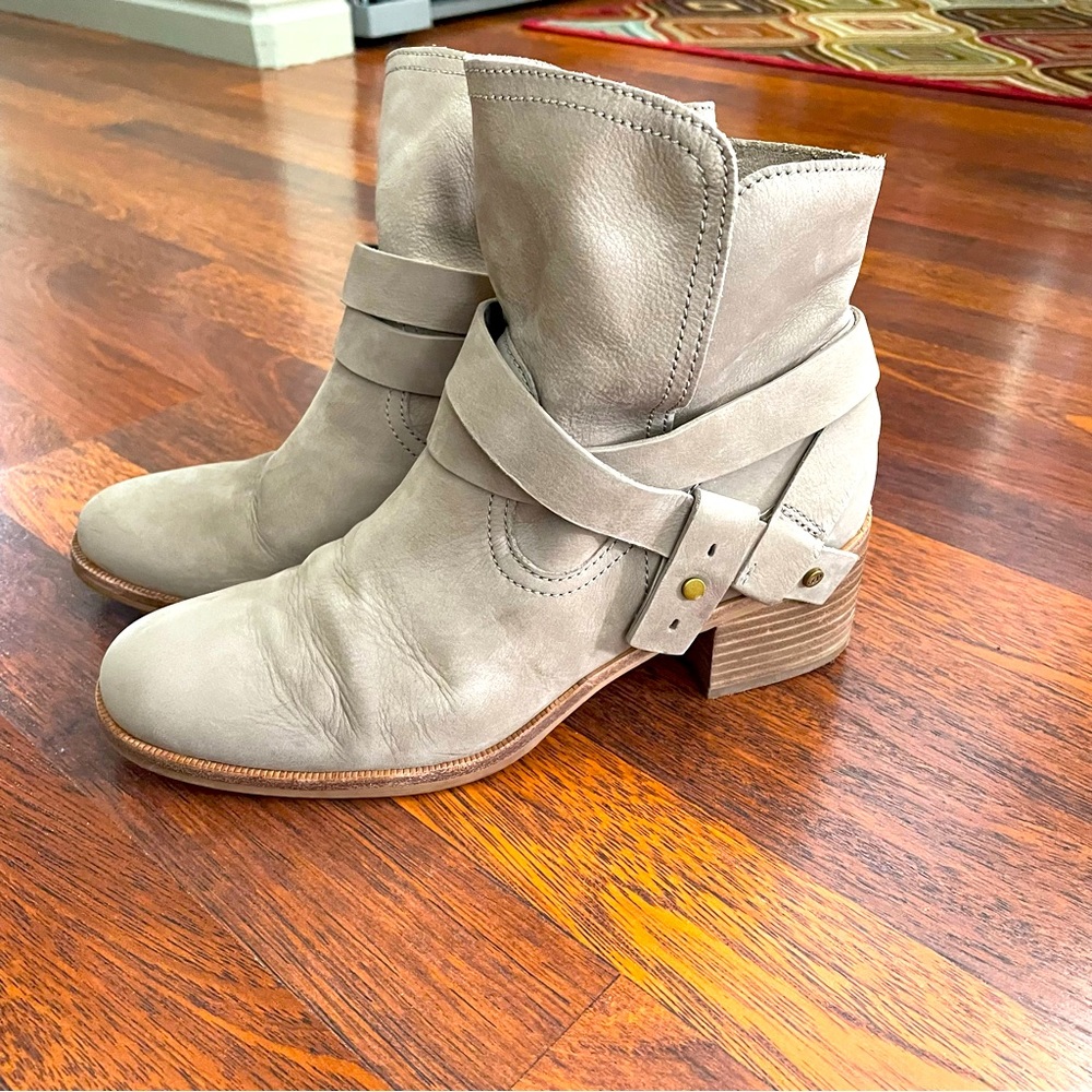UGG Australia Elora Ankle Boot Sahara Smooth Leather Stacked Heel Bootie Size 9